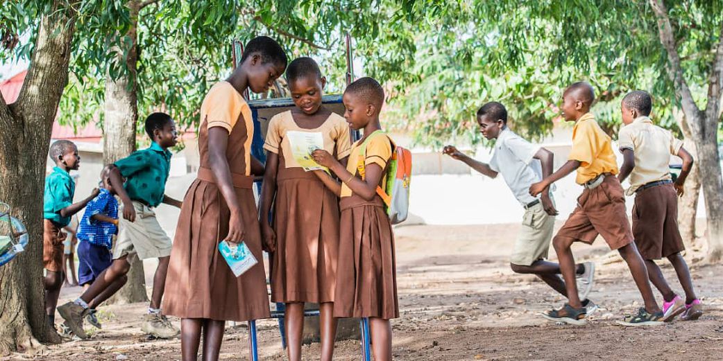Des serviettes hygiéniques gratuites au Ghana pour les écoliers