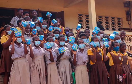 Des serviettes hygiéniques gratuites au Ghana pour les écoliers