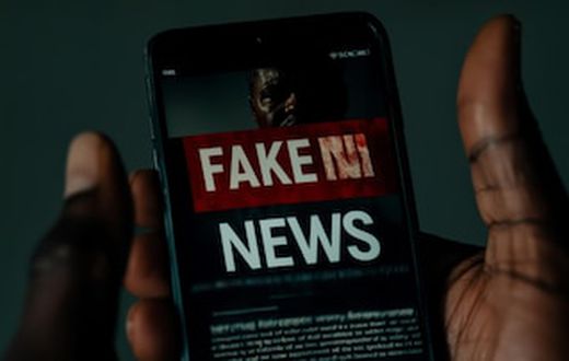 Un smartphone contenant une fausses informations