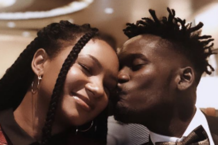 Mr Eazi embrasse le front de sa fiancée Temi Otedola