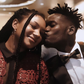 Mr Eazi embrasse le front de sa fiancée Temi Otedola