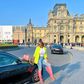 Emma Lohoues à Paris devant une voiture de luxe