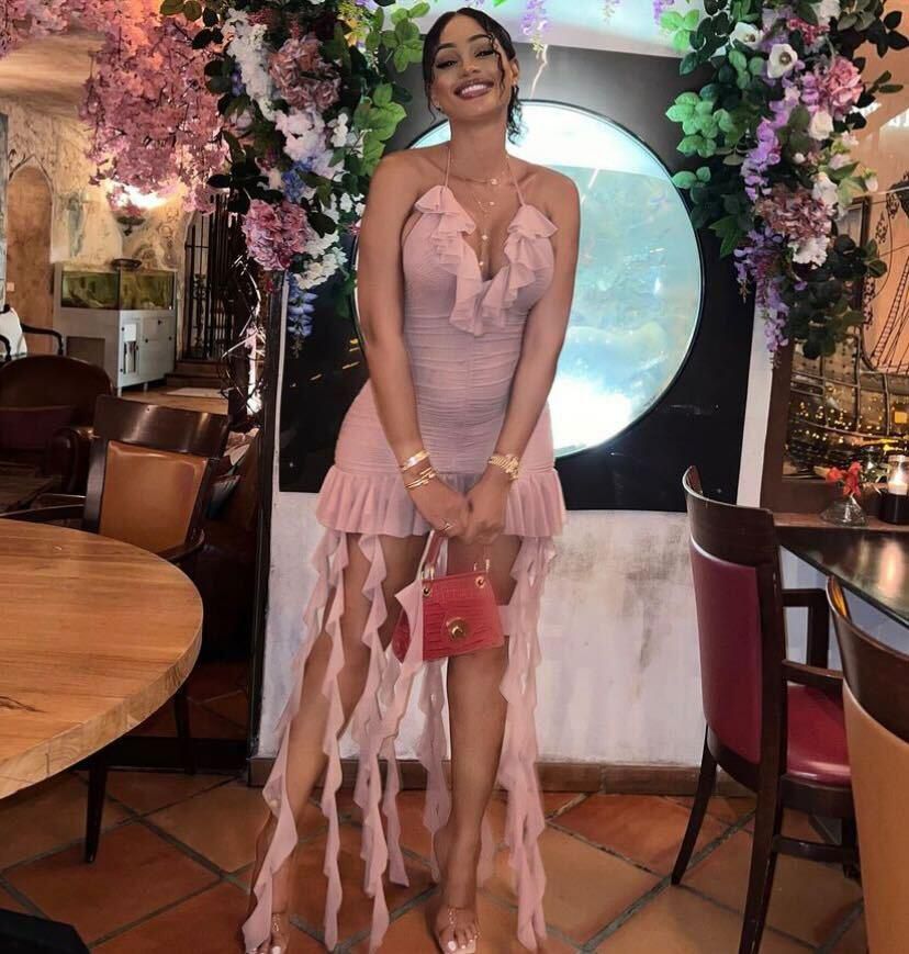 Sery Dorcas est mignonne dans cette belle robe rose à franges. Le rose est une couleur sûre pour un dîner de St-Valentin