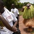 Un baoulé et le masque  "Goli" qui le suit