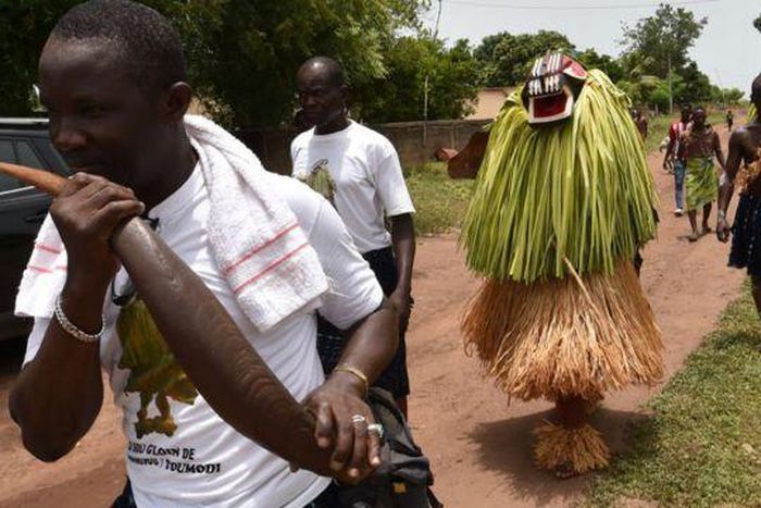 Un baoulé et le masque  "Goli" qui le suit