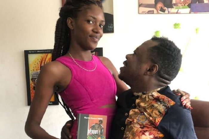 Malika Beyemi souriante dans les bras de Martin Camus