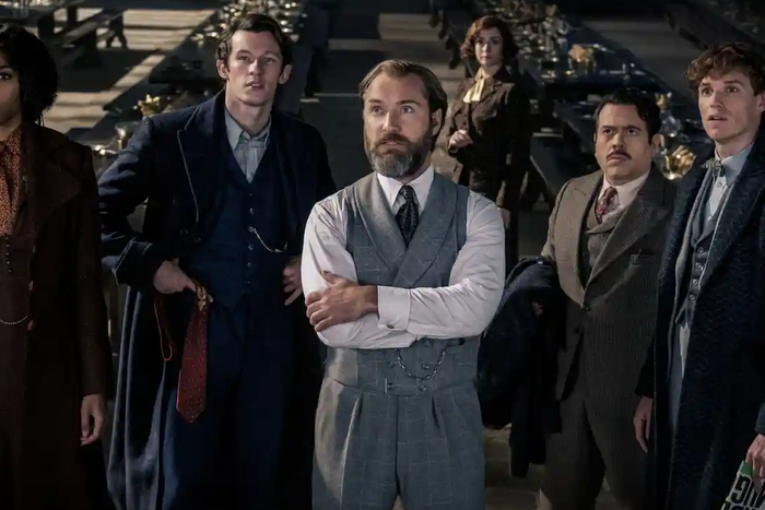 Jessica Williams, Callum Turner, Jude Law, Fiona Glascott, Dan Fogler and Eddie Redmayne dans les Animaux Fantastiques : Les secrets de Dumbledore