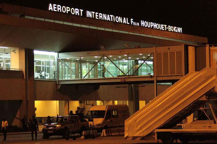 l'aéroport d'Abidjan en pleine nuit