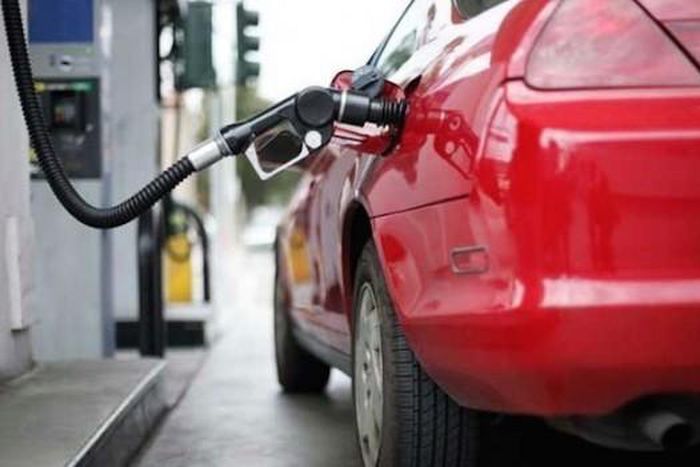 Une voiture rouge à la station service