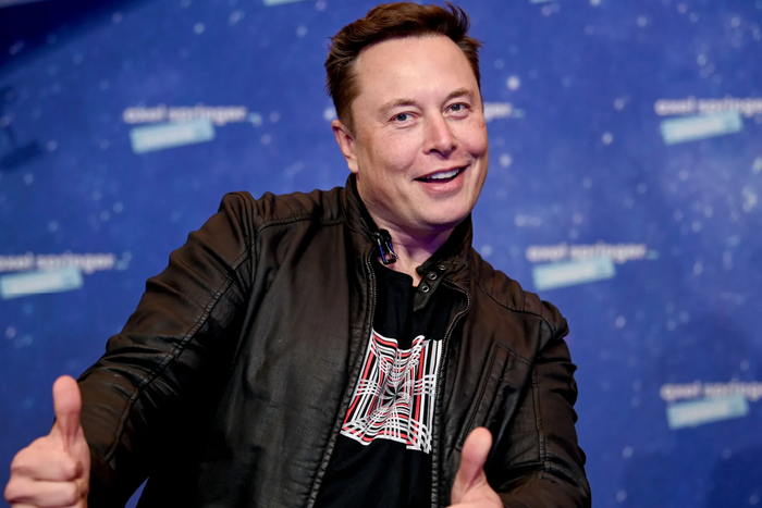 Elon Musk, le pouce en l'air et souriant