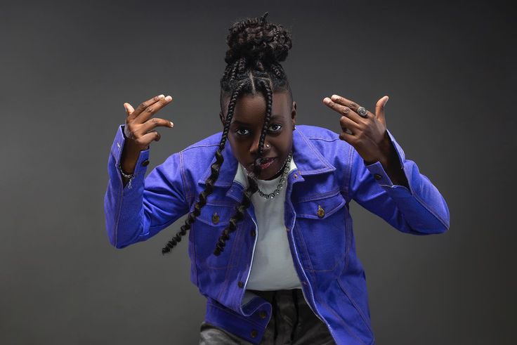 La rappeuse Oprah en veste jean bleu