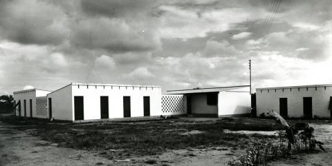 Vue de la cité de logements populaires n°10 à Cocody, 1961.