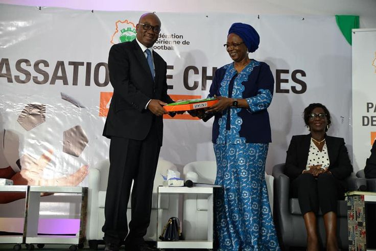 Mme Dao Gabala donne les dossiers à Idriss Diallo lors de la passation de charges de la FIF
