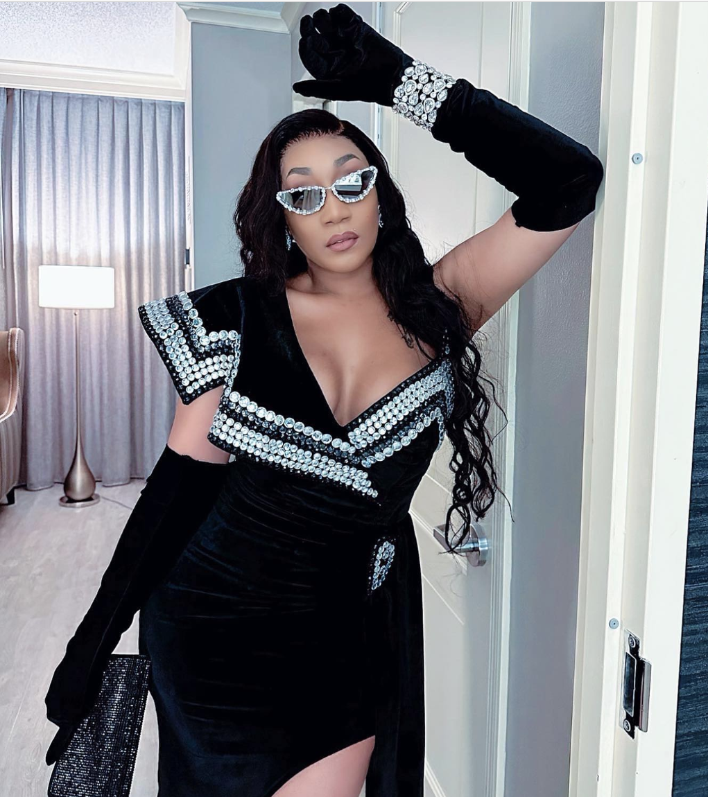 Emma Lohoues dans une robe noire