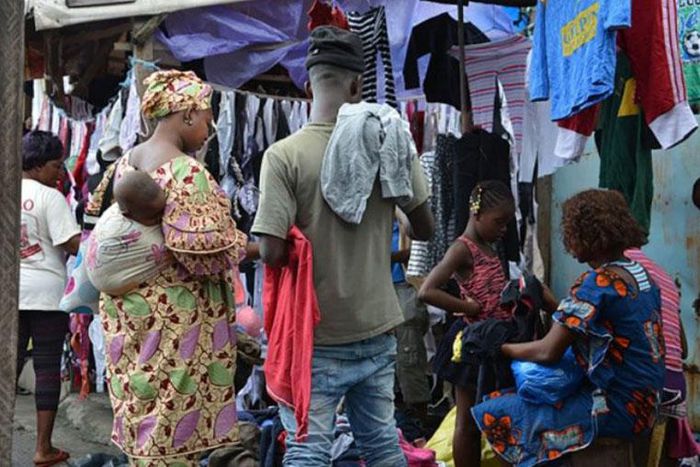 Marché de friperie à Abidjan