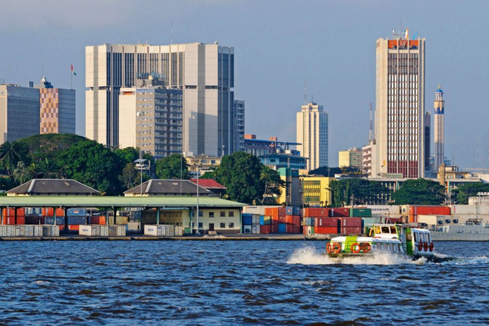 Abidjan Plateau vu d'un bateau bus