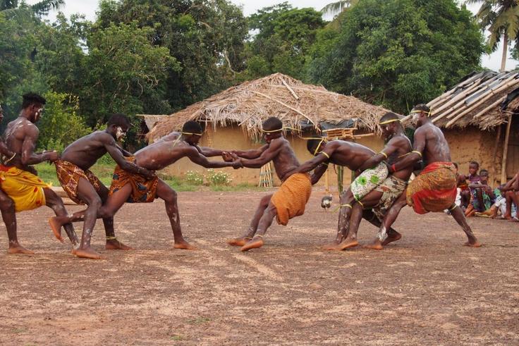 Des jeunes gens du village de Taï en Côte d'Ivoire jouent