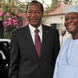 L'ancien président du Burkina Faso pose souriant près du président ivoirien Alassane Ouattara