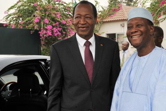 L'ancien président du Burkina Faso pose souriant près du président ivoirien Alassane Ouattara