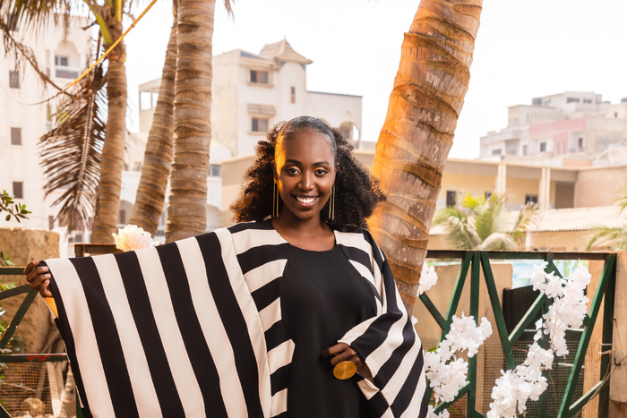 Un boubou à rayures blanches et noires