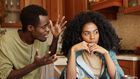 Un homme et une femme se disputent