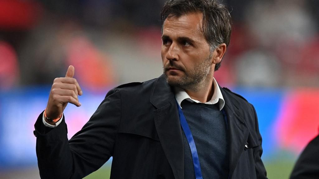 Patrice Beaumelle, ex entraineur des éléphants entrain de regarder les joueurs de l'équipe de Football ivoirienne jouer