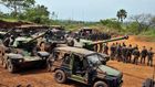 Des chars de guerre et des militaires dans une zone reculée de Man