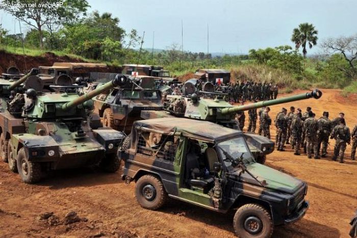 Des chars de guerre et des militaires dans une zone reculée de Man