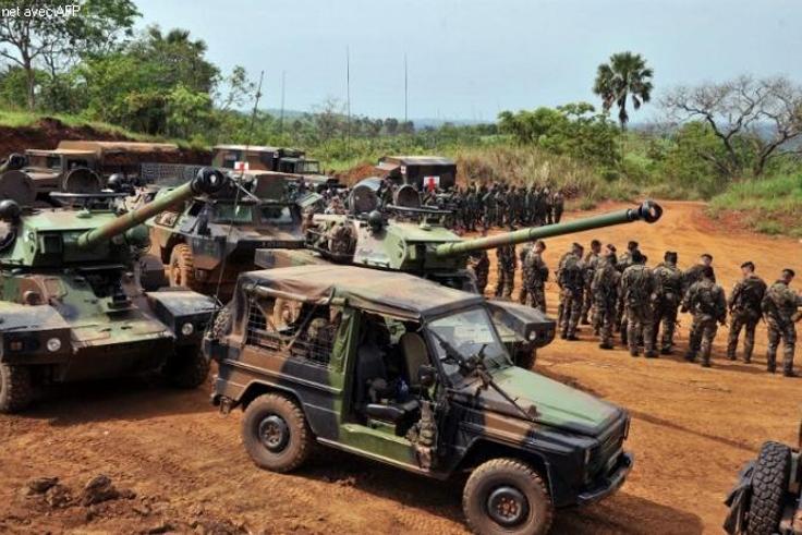 Des chars de guerre et des militaires dans une zone reculée de Man
