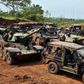 Des chars de guerre et des militaires dans une zone reculée de Man
