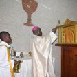 à l'Église Catholique saint Jean l’évangéliste de Yopougon, un prêtre prépare la communion