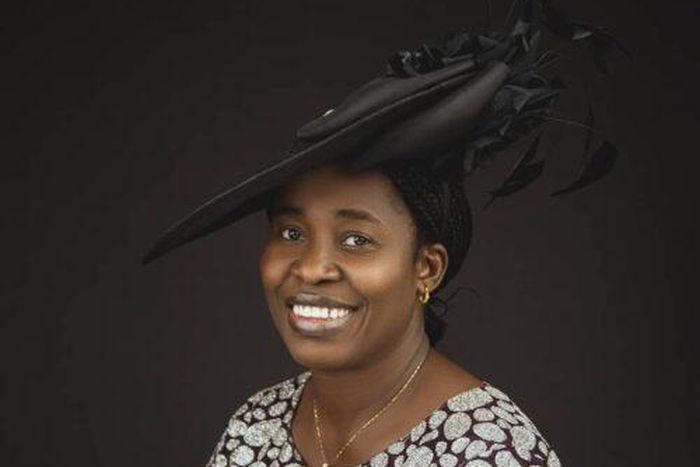 Portrait de la chantre Osinachi Nwachukwu, souriante