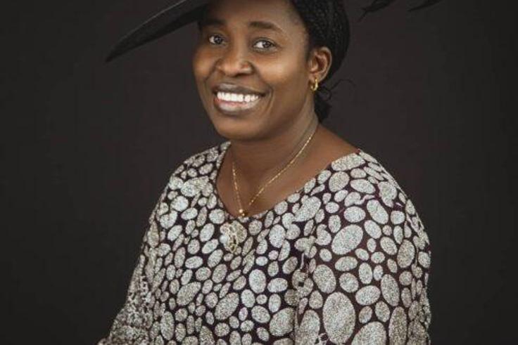 Portrait de la chantre Osinachi Nwachukwu, souriante