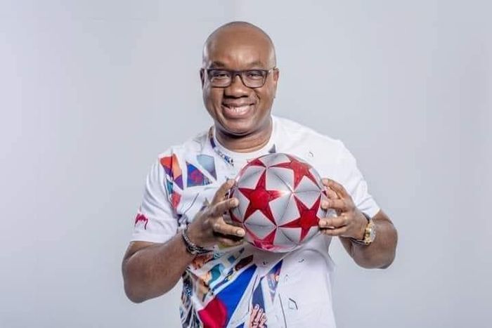 Idriss Diallo tient un ballon de football entre les mains