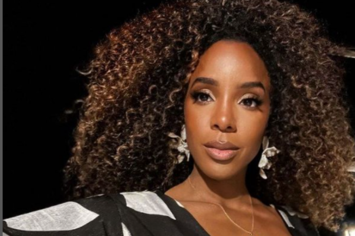 La star américaine Kelly Rowland porte une robe de la marque sénégalaise Tongoro