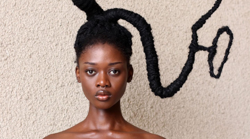 Coiffure avec des tresses complexes et des perles