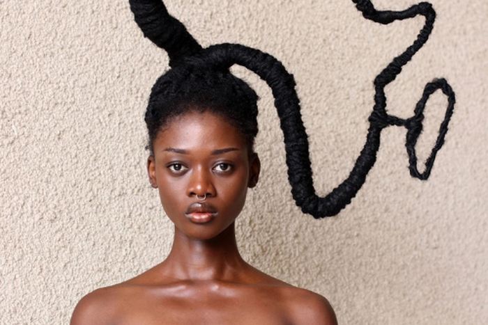 Laetitia Ky arrêtée avec ses tresses qui forment une carte d'Afrique