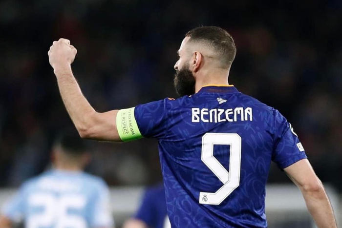 Karim Benzema dans son maillot de Réal de Madrid de dos