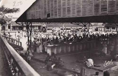 Carte postale montrant le Marché d'Abidjan