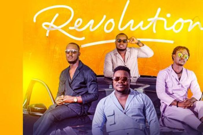 le groupe de zouglou Révolution sur une voiture. C'est la photo officielle de leur 5e album Boite automatique