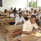 Des élèves font l'examen du BEPC en salle de classe