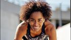 Une jeune femme faisant du sport toute heureuse