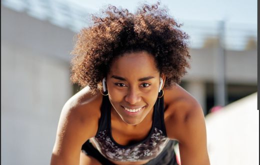 Une jeune femme faisant du sport toute heureuse