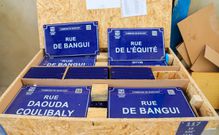 Abidjan en transformation : la pose des plaques de rues et lieux publics est lancée