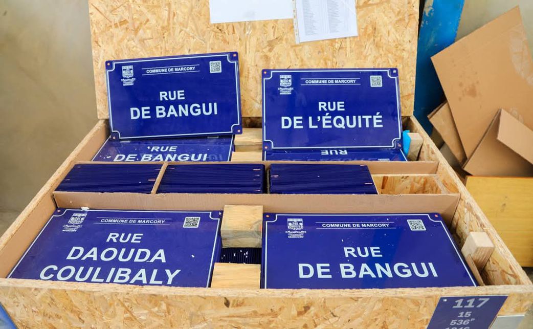 Abidjan en transformation : la pose des plaques de rues et lieux publics est lancée