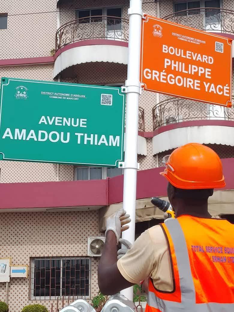 Abidjan en transformation : la pose des plaques de rues et lieux publics est lancée