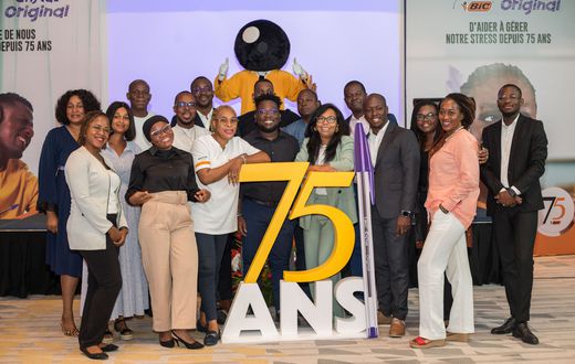Le stylo BIC Cristal fête ses 75 ans : un symbole mondial de l’écriture célébré à Abidjan