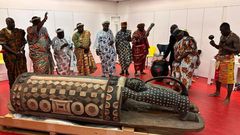 Les chefs Atchans pendant une cérémonie de purification du Djidji Ayôkwé au Quai Branly