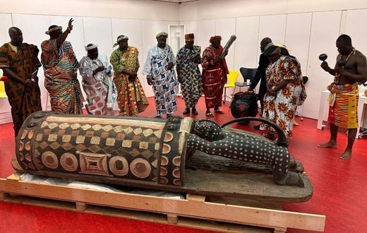 Les chefs Atchans pendant une cérémonie de purification du Djidji Ayôkwé au Quai Branly