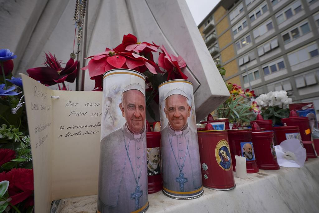 Le Pape François toujours hospitalisé pour une pneumonie affectant ses deux poumons